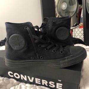 Black mono women’s converse size 7 // men’s size 5